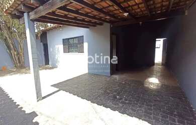 Imagem: A casa possui 3 Dormitórios, 2 Banheiros, 1 Vaga na garagem