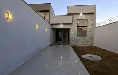 Imagem: A casa possui 3 Dormitórios, 1 Banheiro, 2 Vagas na garagem