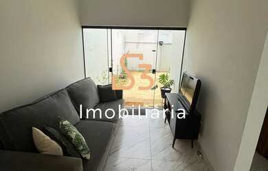 Imagem: A casa possui 3 Dormitórios, 2 Banheiros, 2 Vagas na garagem