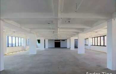 Imagem: O depósito possui 5 Vagas na garagem e 671m² de Área e está