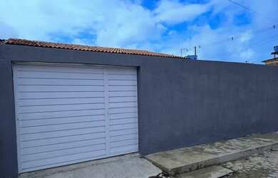 Imagem: A casa possui 3 Dormitórios e 2 Banheiros e está localizado