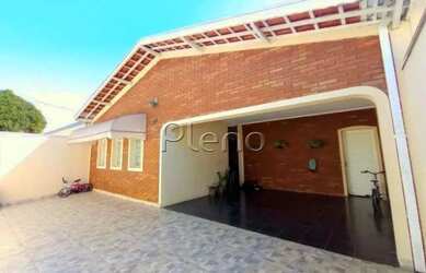 Imagem: A casa possui 3 Dormitórios, 2 Banheiros, 4 Vagas na garagem