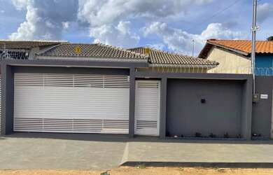 Imagem: A casa possui 3 Dormitórios, 2 Banheiros, 2 Vagas na garagem