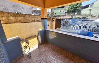 Imagem 6: Casa com piscina e churrasqueira. Terração e quintal coberto. Duque...