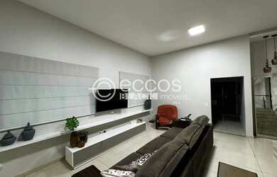 Imagem: A casa possui 3 Dormitórios, 2 Banheiros, 4 Vagas na garagem