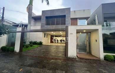 Imagem: A casa possui 4 Dormitórios, 5 Banheiros, 4 Vagas na garagem