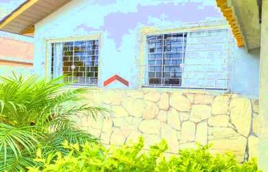 Imagem: A casa possui 3 Dormitórios, 2 Banheiros, 3 Vagas na garagem