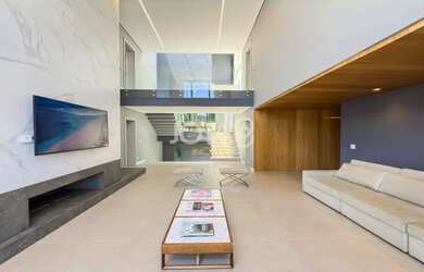 Imagem: A casa em condomínio possui 4 Dormitórios, 5 Banheiros, 4