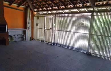 Imagem: A casa possui 3 Dormitórios, 3 Banheiros, 3 Vagas na garagem