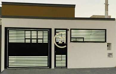 Imagem: A casa possui 3 Dormitórios, 2 Banheiros, 2 Vagas na garagem