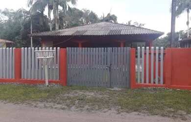 Imagem: A casa possui 3 Dormitórios, 1 Banheiro e 3 Vagas na garagem