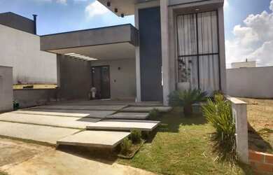 Imagem: A casa em condomínio possui 3 Dormitórios, 3 Banheiros, 4