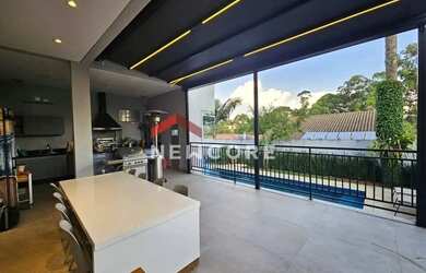 Imagem: A casa em condomínio possui 4 Dormitórios, 5 Banheiros, 4