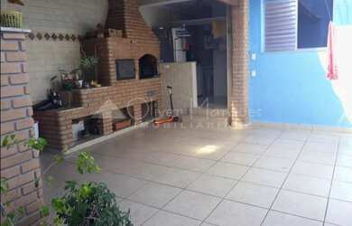 Imagem: A casa possui 3 Dormitórios, 3 Banheiros, 2 Vagas na garagem