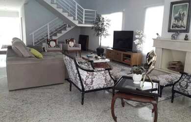 Imagem: A casa em condomínio possui 4 Dormitórios, 5 Banheiros, 2