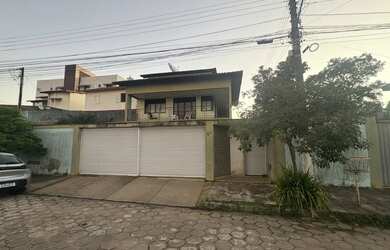 Imagem: A casa possui 4 Dormitórios, 3 Banheiros, 5 Vagas na garagem