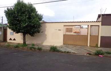 Imagem: A casa possui 2 Dormitórios, 1 Banheiro, 2 Vagas na garagem