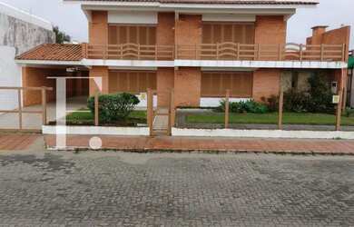 Imagem: A casa possui 4 Dormitórios, 4 Banheiros, 2 Vagas na garagem