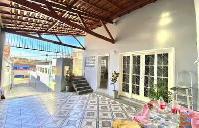 Imagem: A casa possui 2 Dormitórios, 2 Banheiros, 4 Vagas na garagem