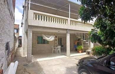 Imagem: A casa possui 5 Dormitórios, 3 Banheiros, 3 Vagas na garagem