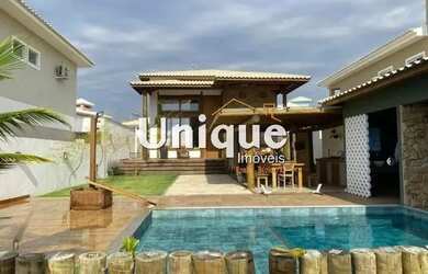 Imagem: A casa possui 3 Dormitórios, 5 Banheiros, 4 Vagas na garagem