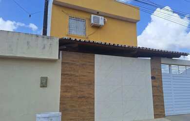 Imagem: A casa possui 4 Dormitórios, 3 Banheiros, 3 Vagas na garagem