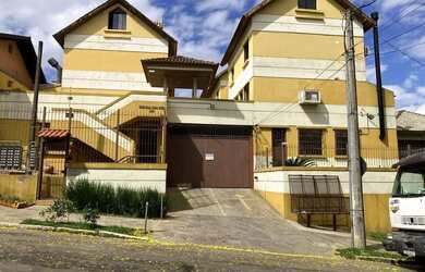 Imagem: A casa em condomínio possui 3 Dormitórios, 1 Banheiro, 2 Vagas