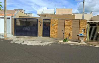 Imagem: A casa possui 3 Dormitórios, 2 Banheiros e 142m² de Área