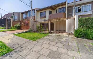 Imagem: A casa possui 3 Dormitórios, 2 Banheiros, 1 Vaga na garagem