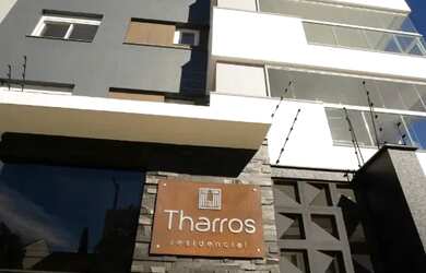 Imagem: O apartamento possui 3 Dormitórios, 1 Banheiro, 3 Vagas na