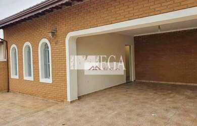 Imagem: A casa possui 3 Dormitórios, 2 Banheiros, 4 Vagas na garagem