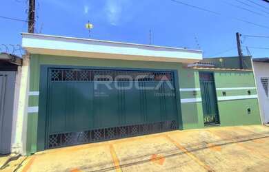 Imagem: A casa possui 3 Dormitórios, 3 Banheiros, 2 Vagas na garagem