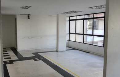 Imagem: O depósito possui 5 Vagas na garagem e 175m² de Área e está