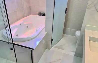 Imagem: A casa em condomínio possui 4 Dormitórios, 5 Banheiros, 4