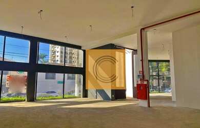 Imagem: O depósito possui 5 Vagas na garagem, 1.300m² de Área e