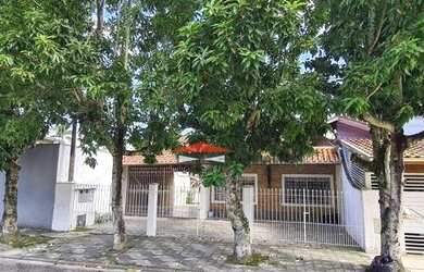 Imagem: A casa possui 3 Dormitórios, 3 Banheiros, 4 Vagas na garagem