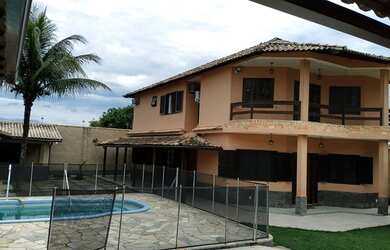 Imagem: A casa em condomínio possui 5 Dormitórios, 5 Banheiros, 2