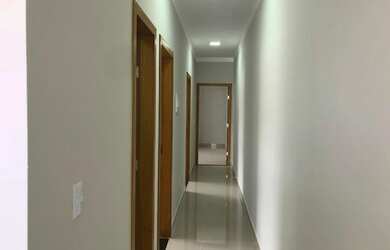 Imagem 12: A casa está localizado no bairro Residencial Santa Cruz possui 105 metros...