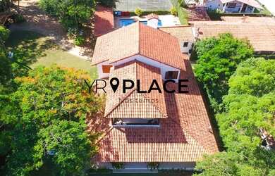 Imagem: A casa possui 4 Dormitórios, 5 Banheiros, 2 Vagas na garagem