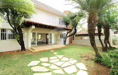 Imagem: A casa possui 3 Dormitórios, 4 Banheiros, 4 Vagas na garagem