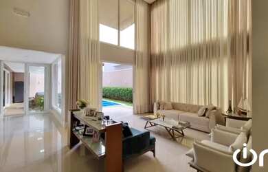 Imagem: A casa em condomínio possui 4 Dormitórios, 5 Banheiros, 2