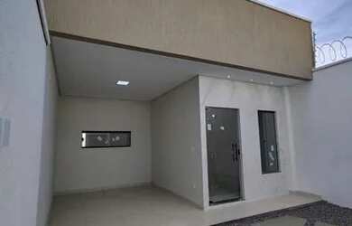 Imagem: A casa possui 3 Dormitórios, 2 Banheiros, 2 Vagas na garagem