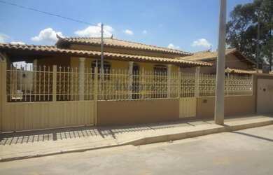 Imagem: A casa possui 3 Dormitórios, 2 Banheiros, 2 Vagas na garagem