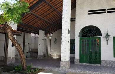 Imagem: A casa possui 5 Dormitórios, 5 Banheiros e 3 Vagas na garagem