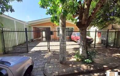 Imagem: A casa possui 3 Dormitórios, 3 Banheiros, 4 Vagas na garagem