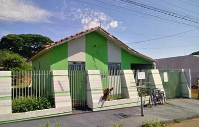 Imagem: A casa à venda possui 2 Dormitórios, 1 Banheiro, 2 Vagas na