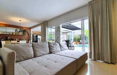 Imagem: A casa em condomínio possui 4 Dormitórios, 5 Banheiros, 4