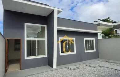 Imagem: A casa possui 3 Dormitórios, 2 Banheiros, 2 Vagas na garagem