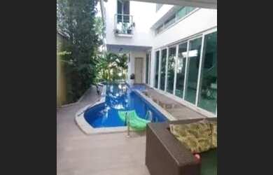 Imagem: A casa possui 1 Dormitório, 3 Banheiros, 3 Vagas na garagem