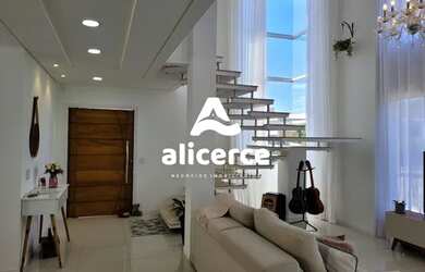 Imagem: A casa possui 3 Dormitórios, 3 Banheiros, 4 Vagas na garagem